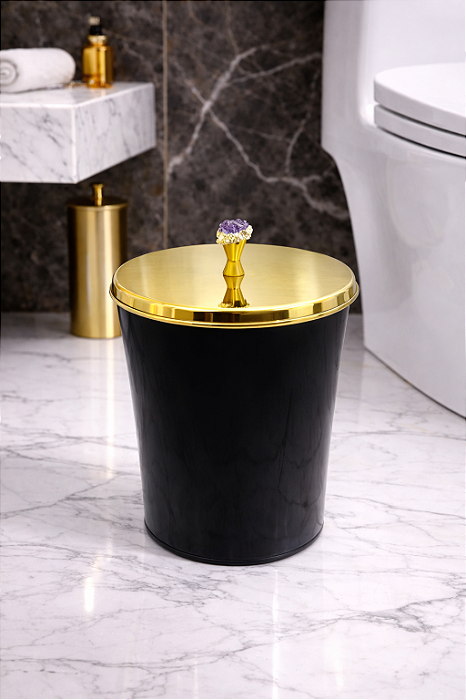 Lixeira Stéfani Crystal Redonda Preta e Dourada em Plástico e Aço Inox com Tampa Pino e Cristal 3L