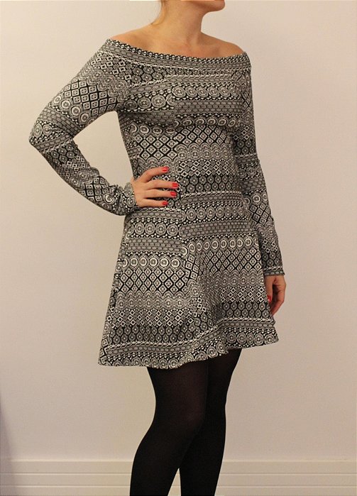 vestido manga longa preto e branco