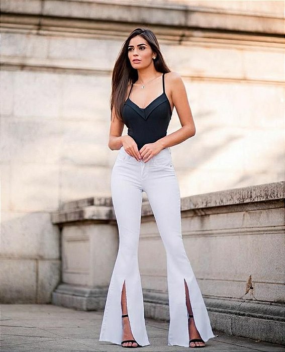 calça flare com fenda na frente