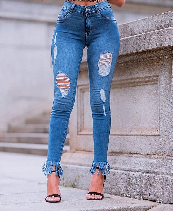 calça jeans desfiada na perna