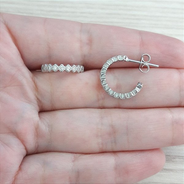 Brinco De Prata Meia Argola Com Micro Zircônias – Joia em Prata 925 de Qualidade