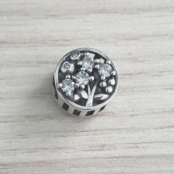 Berloque De Prata Floral Branco Vazado – Joia em Prata 925 de Qualidade