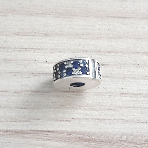 Berloque De Prata Trava Micro Zircônias Azul E Branca – Joia em Prata 925 de Qualidade