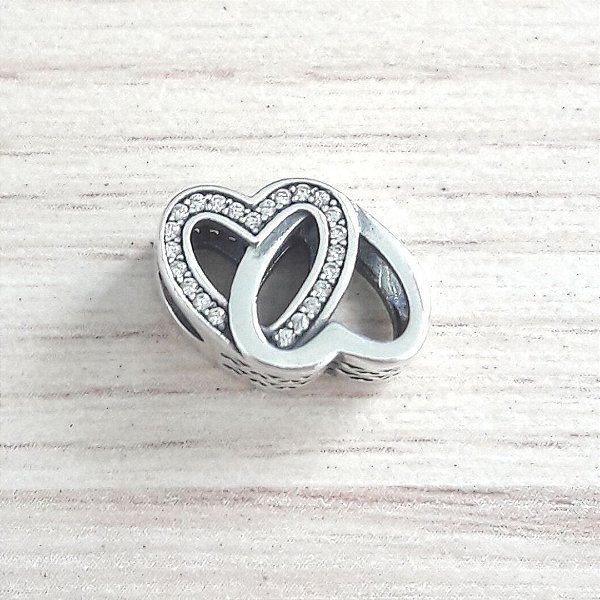 Berloque De Prata Corações Entrelaçados Com Micro Zircônias – Joia em Prata 925 de Qualidade