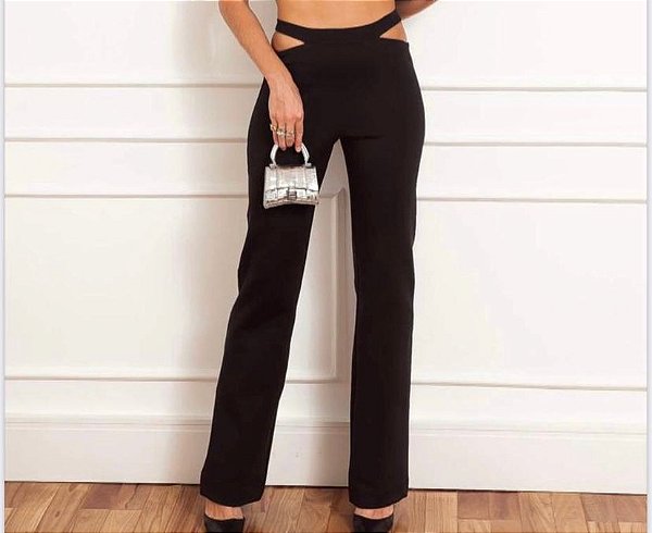 Calça Preta Flare com Fenda no Cós