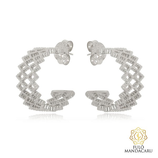 Brinco argola meia cana vazada folheado em ródio branco