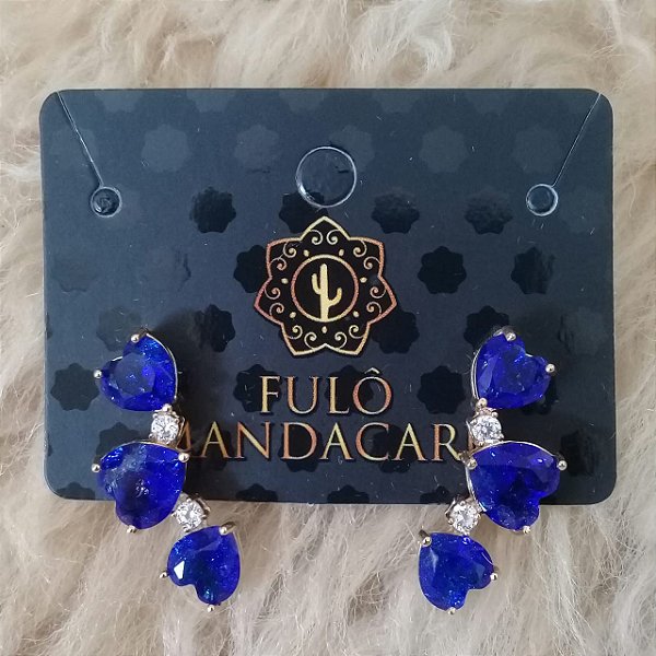 Brinco com 3 pedras de cristais modelo coração e zircônias