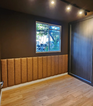 Cabeceira estofada modulada placa vertical caramelo