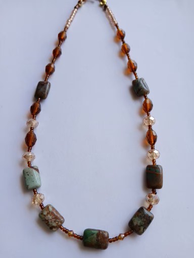 Colar Serpentina Pedra Natural com Cristais