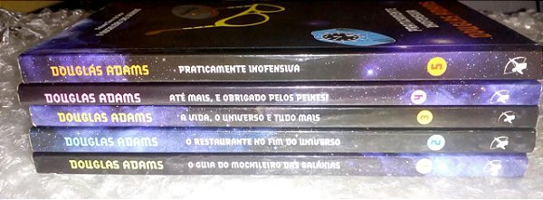 Coleção o Mochileiro das galáxias - Douglas Adams - 5 volumes - Edição com abas