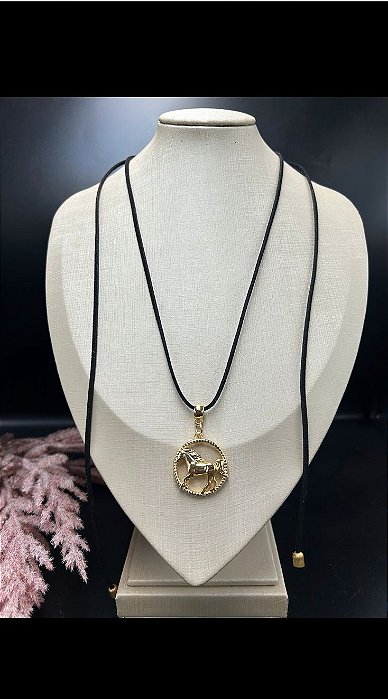 Chocker Gravatinha Couro com Pingente de Cavalo