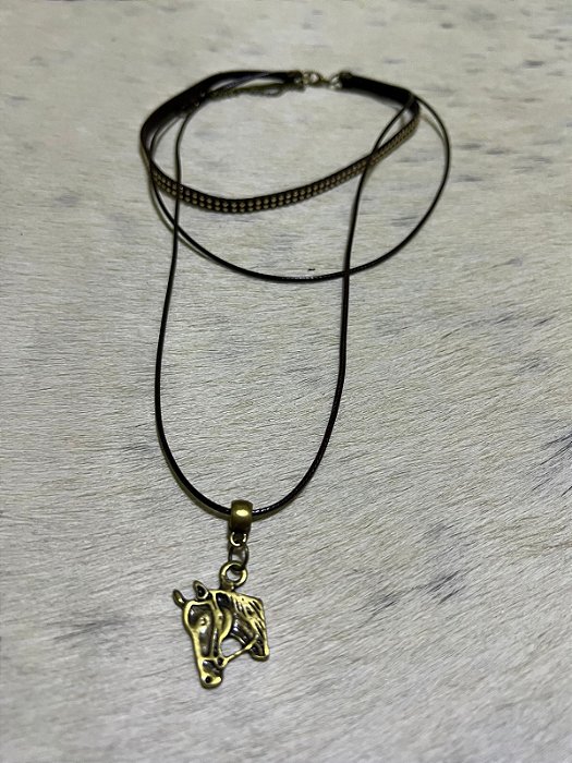 Chocker Tripla com Pingente Dourado Cavalo