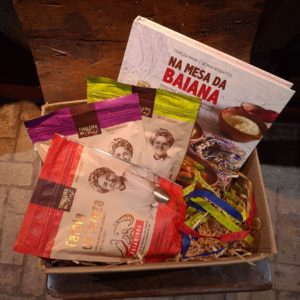 KIT FAROFANDO NA MESA DA BAIANA: 1 Livro na Mesa da Baiana, 1 farofa sertaneja, 1 farofa verdinha e 1 farofa baianinha