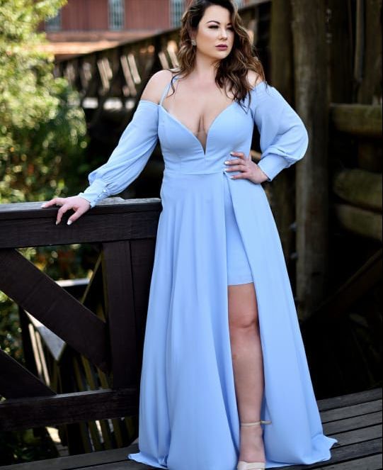 Vestido de festa longo plus size, com mangas longas e fenda -  Azul