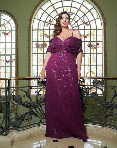 Vestido de festa longo plus size, em paetê com decote v e detalhe nas costas - Roxo