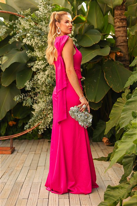 Vestido de festa longo, trabalhado em crepe acetinado, nula manga, com laço  nas costas, faixa fixa e fenda. - Vestidos de festa e casamento civil