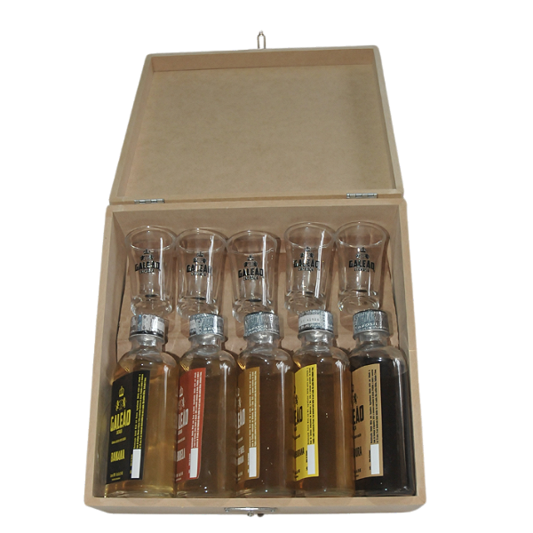 Caixa de Madeira personalizada com 5 copos e 5 Cachaças Galeão