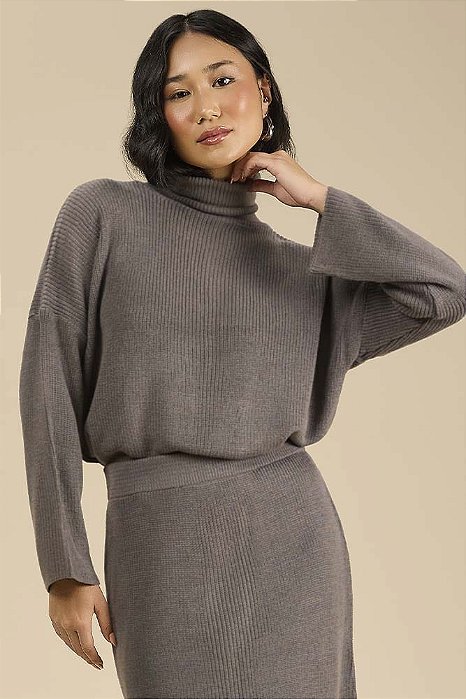 Blusa gola alta e manga longa em tricot
