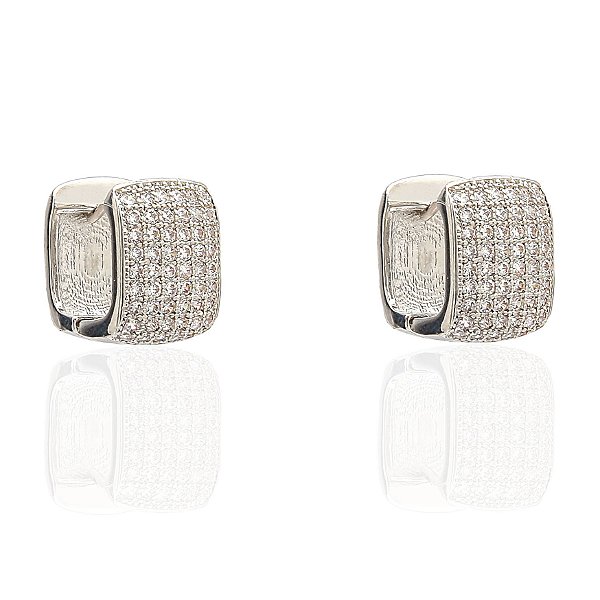 BRINCO DE ARGOLA QUADRADA TRABALHADA EM MICROZIRCÔNIAS CRISTAIS BANHADA EM RÓDIO BRANCO