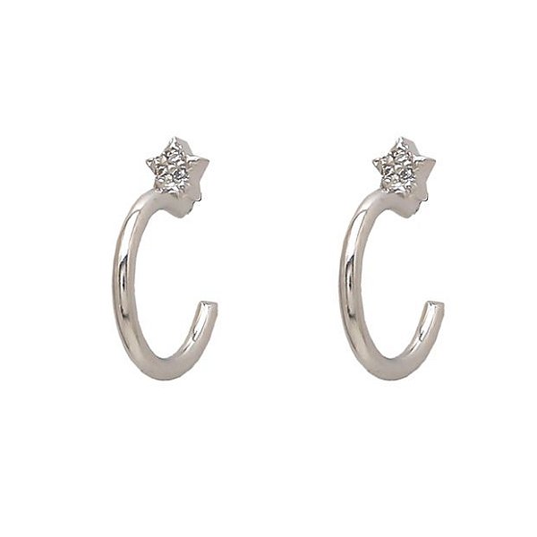 BRINCO DE ARGOLA 1,5 COM DETALHE ESTRELA TRABALHADA EM MICROZIRCÔNIAS CRISTAIS BANHADO EM RÓDIO BRANCO