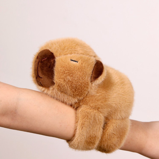 PELUCIA CAPIVARA TIPO PULSEIRA BATE ENROLA