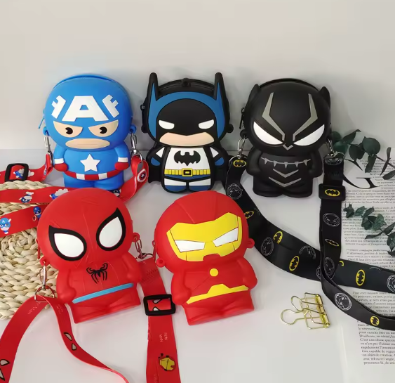 BOLSINHA DE SILCONE COM ALÇA HEROIS - 3 PEÇAS DIVERSAS