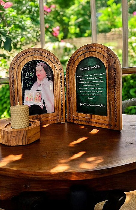 Díptico em Madeira Entalhada Estampa com Resina - Santa Teresinha