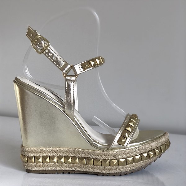 Sandália Anabela Metalizada Dourada com Spikes 13,5cm