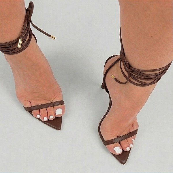 Sandália Bico Folha Salto Fino Tiras Finas Amarração Marrom