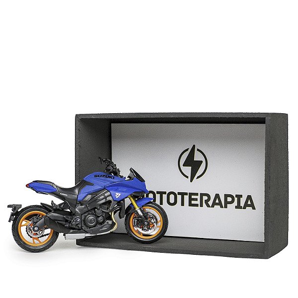 Kit Miniatura Suzuki Katana 2024 1:18 com Expositor e Postal