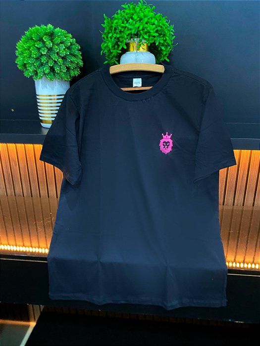 Camiseta Preta | Detalhes Rosa Neon