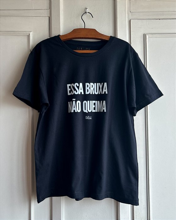 camiseta ESSA BRUXA NÃO QUEIMA