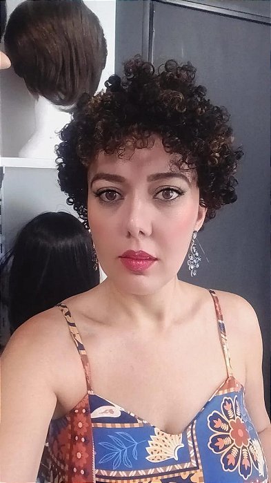 PERUCA GLÓRIA CABELO HUMANO CACHEADO CASTANHO COM LUZES NAS PONTAS