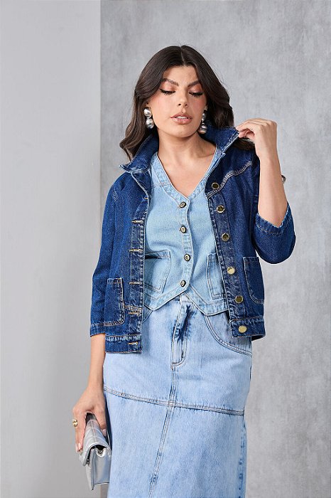 Jaqueta Jeans Feminina  com Botões Dourados – Elegância Casual e Atemporal
