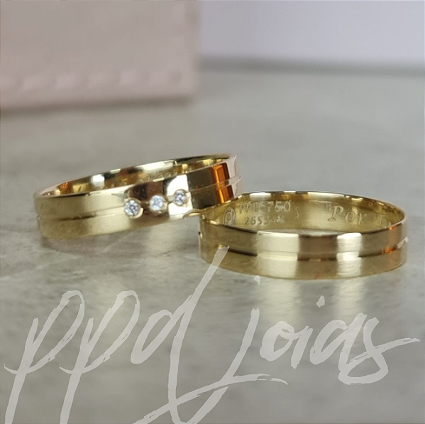 Par de Alianças Camélia (4mm) - Ouro 18k