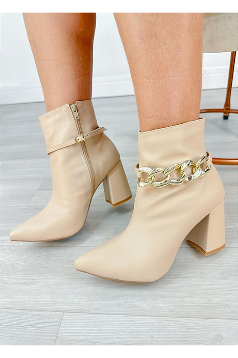 Bota Amêndoa com Detalhe de Corrente e Salto Bloco de 8 cm - Pumb Shoes