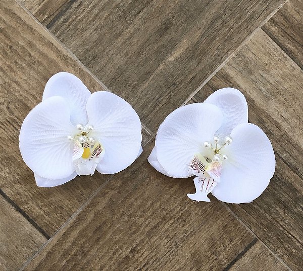 Kit 2 presilhas de orquídeas brancas com miolo de pérolas