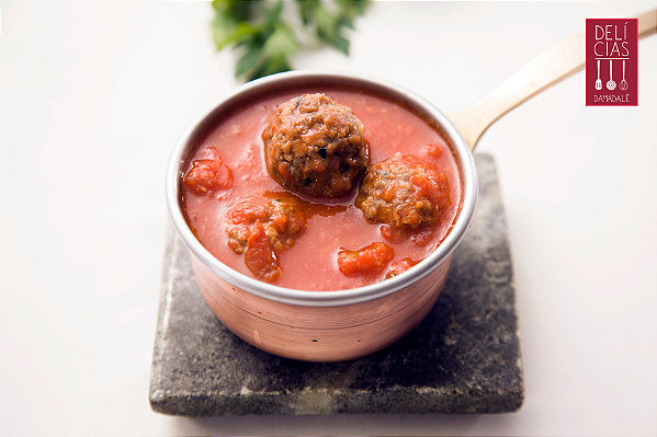 ALMÔNDEGAS AO SUGO