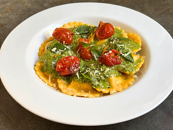 RAVIOLI DE BÚFALA AO PESTO E TOMATINHOS