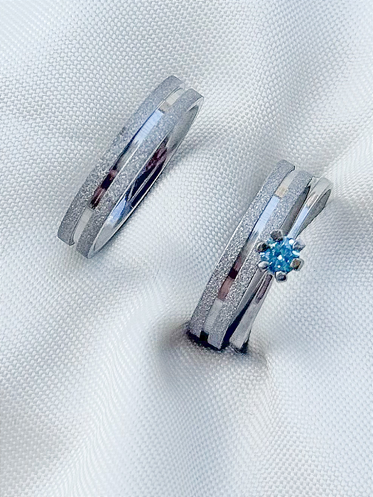 Par de Aliança Delicate + Solitário azul - Aço Inox