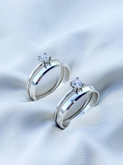 Par de Aliança Chanfrada + Solitários - Prata 950
