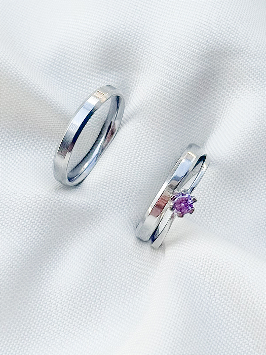 Par de Aliança Chanfrada + Solitário Roxo - Aço Inox