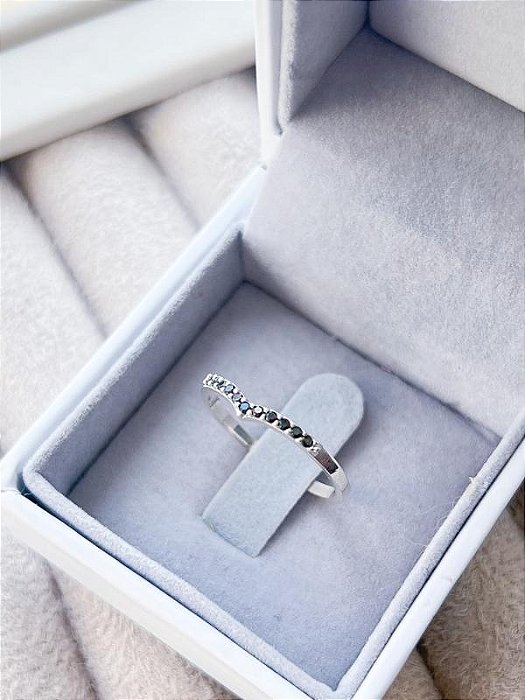 Anel aparador V Cravejado Black - Prata 950