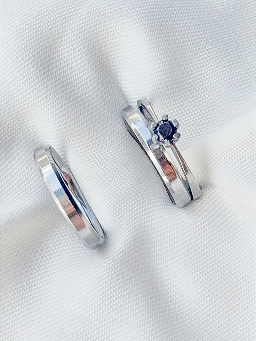 Par de Aliança Chanfrada + Solitário Preto - Aço Inox