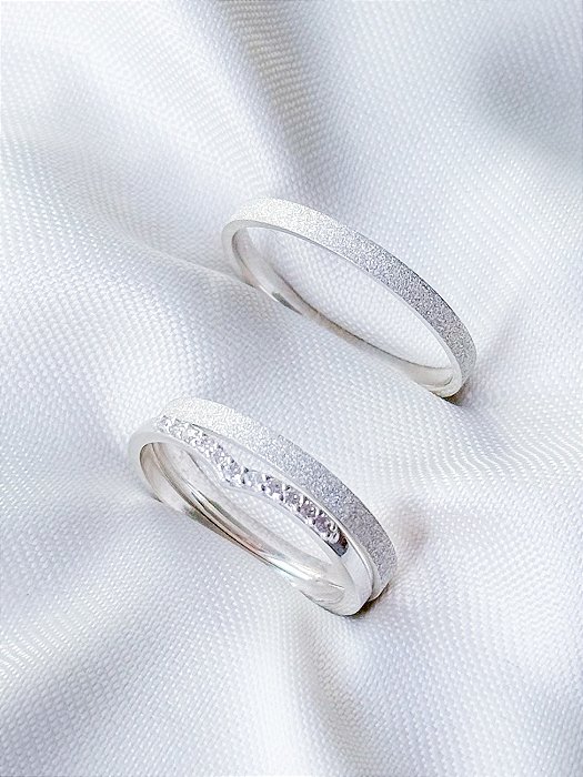 Par de aliança diamantada 2mm + Solitário Cravejado V - Prata 950