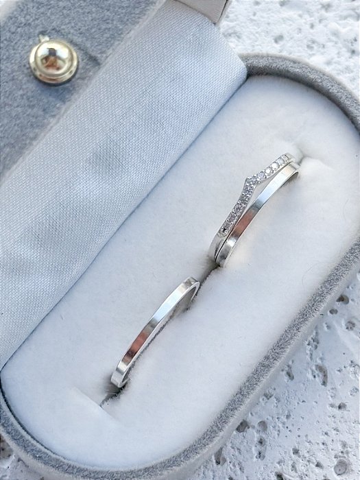 Par de Aliança Holanda 1,5mm + Solitário Cravejado V - Prata 950