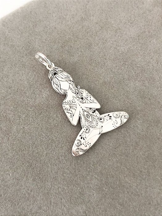 Pingente Menina Namastê - Prata 925