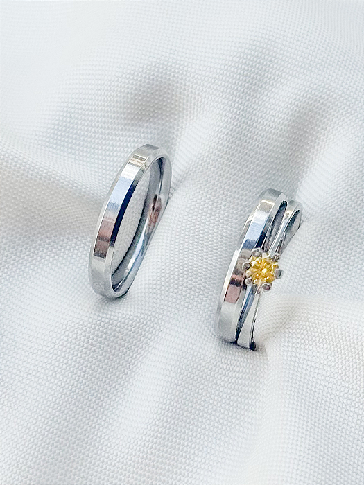 Par de Aliança Chanfrada + Solitário Amarelo - Aço Inox