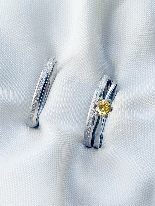 Par de aliança diamantada lover 2mm + Solitário Amarelo - Aço Inox