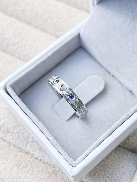 Aliança Diamantada com pedras azuis e coração - Aço Inox (Unidade)